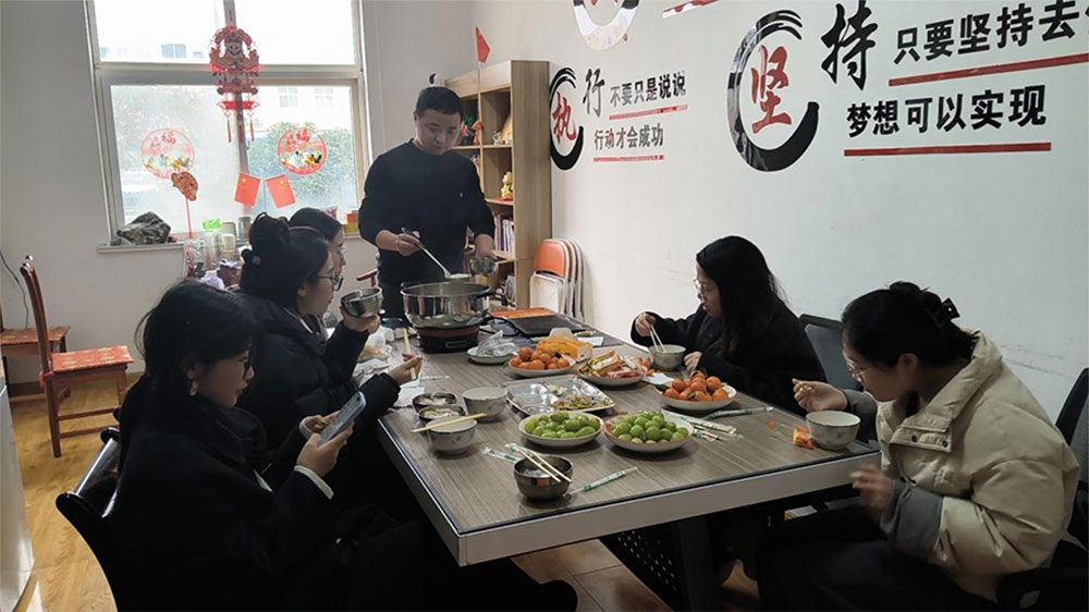 غداء مهرجان الفوانيس: Tangyuan وTeam Vibes في المكتب